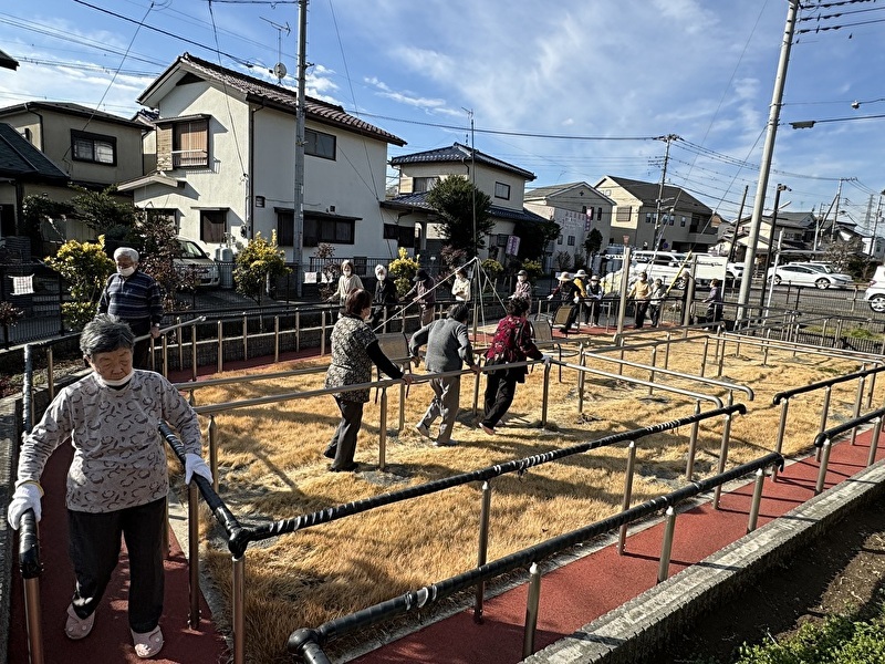 両側手すり完備で自由に歩ける、菜園つきの庭