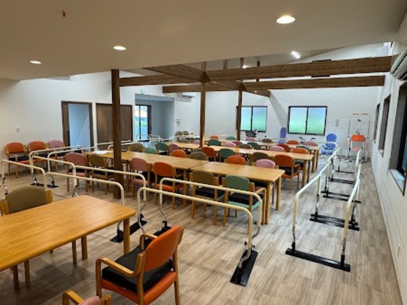 ひとりで自由に歩き回れる、室内両側手すりの完備