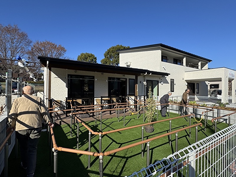 両側手すり完備で自由に歩ける、菜園つきの庭